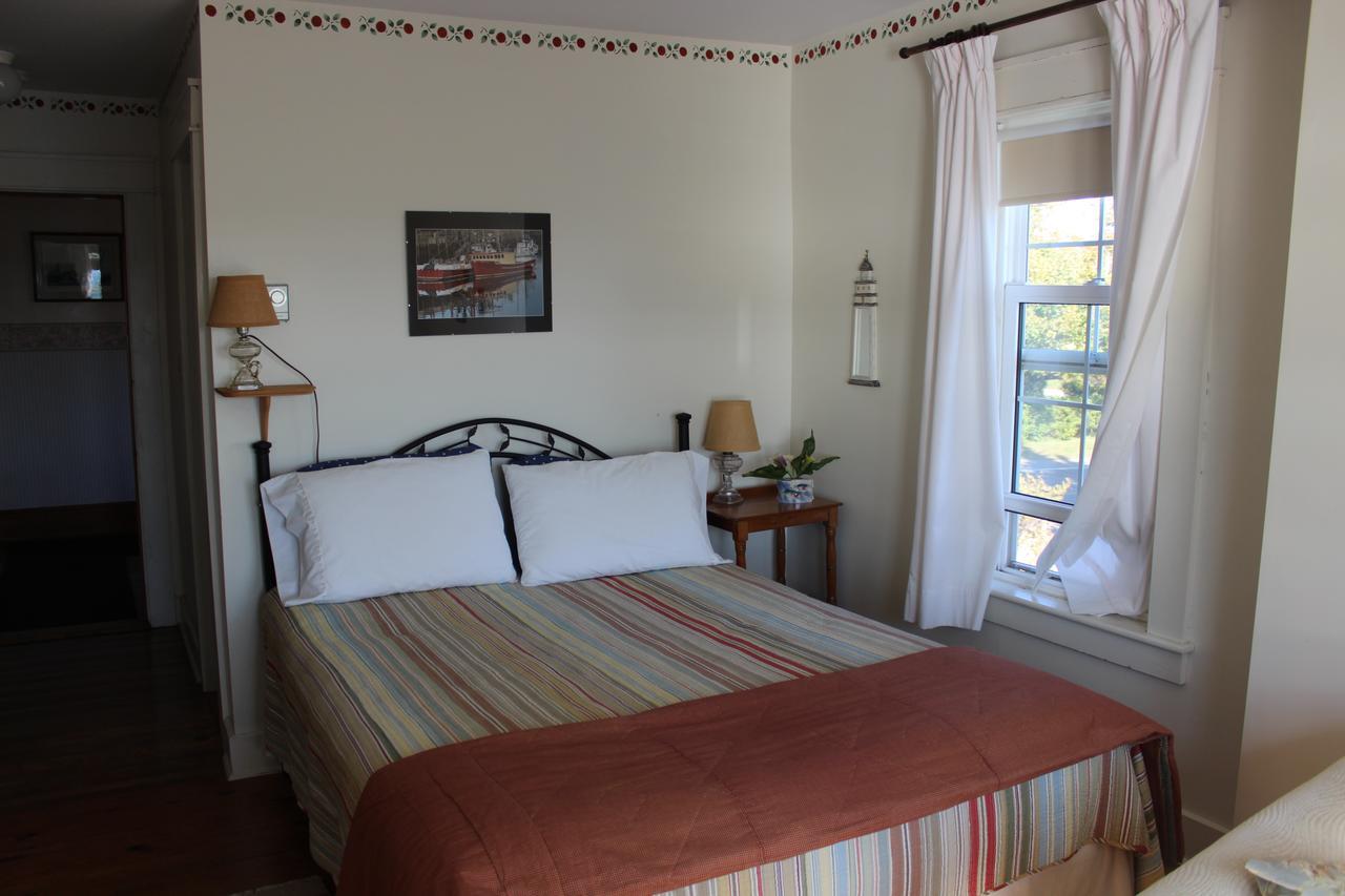 Compass Rose Heritage Inn North Head Room photo
