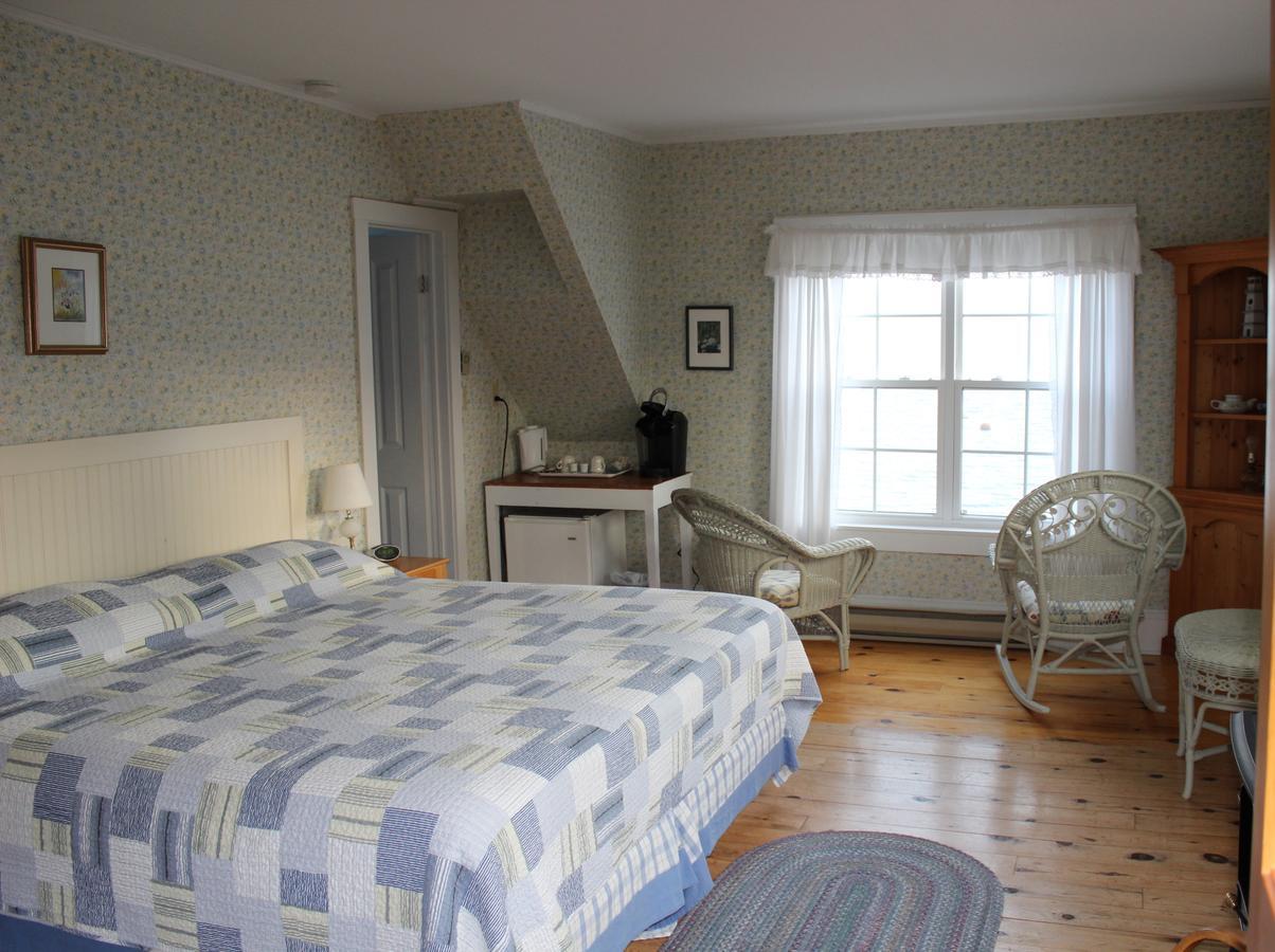 Compass Rose Heritage Inn North Head Room photo
